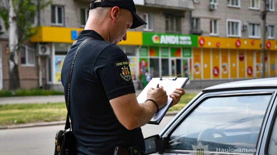 Серійний крадій у Запоріжжі: іноземець полював на готівку в незачинених машинах