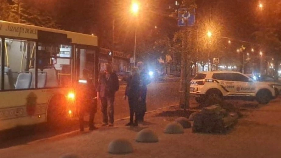 Нічний дебош у Запоріжжі: нападник на водія автобуса намагався сховатися з розбитою пляшкою