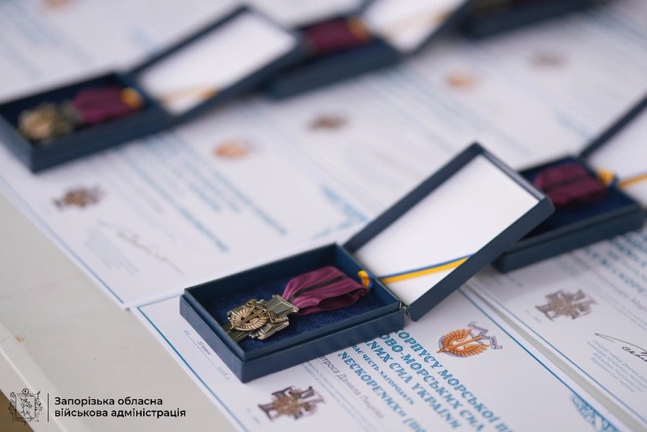 Ордени замість синів: у Запоріжжі вшанували пам’ять полеглих морпіхів