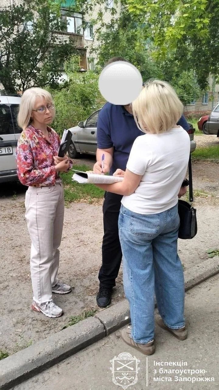 У Запоріжжі зупинили спробу незаконного облаштування автомобільної парковки у дворі багатоповерхівки Запорізькі фахівці склали адміністративний протокол на місцевого жителя. Чоловік порушив чинний благоустрій. У середу, 3 червня, він почав розкопувати землю під вікнами багатоповерхівки. Там готували автомобільну парковку. Самовільні роботи у Космічному районі вчасно перервала інспекція з благоустрою. Документів запоріжець не мав. Будь-які дозволи на це будівництво у громадянина були відсутні. Фахівці зафіксували незаконні дії.