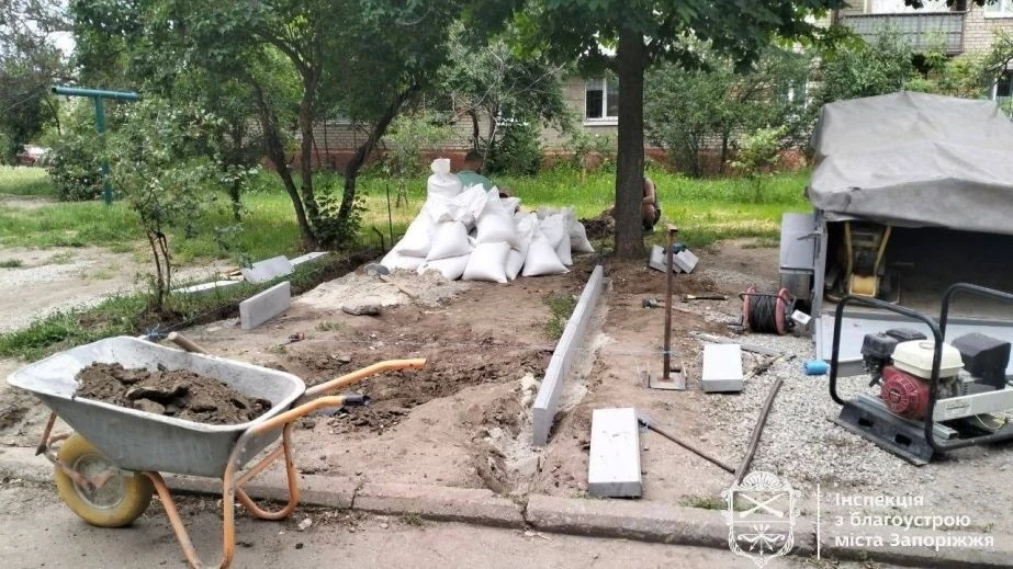 У Запоріжжі зупинили спробу незаконного облаштування автомобільної парковки у дворі багатоповерхівки  Запорізькі фахівці склали адміністративний протокол на місцевого жителя. Чоловік порушив чинний благоустрій.  У середу, 3 червня, він почав розкопувати землю під вікнами багатоповерхівки. Там готували автомобільну парковку.  Самовільні роботи у Космічному районі вчасно перервала інспекція з благоустрою. Документів запоріжець не мав.  Будь-які дозволи на це будівництво у громадянина були відсутні. Фахівці зафіксували незаконні дії.