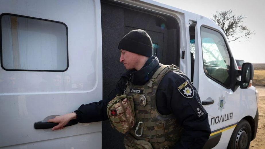 Евакуаційний рейс на Запоріжжі: поліцейські вивезли трьох людей із прифронтових зон