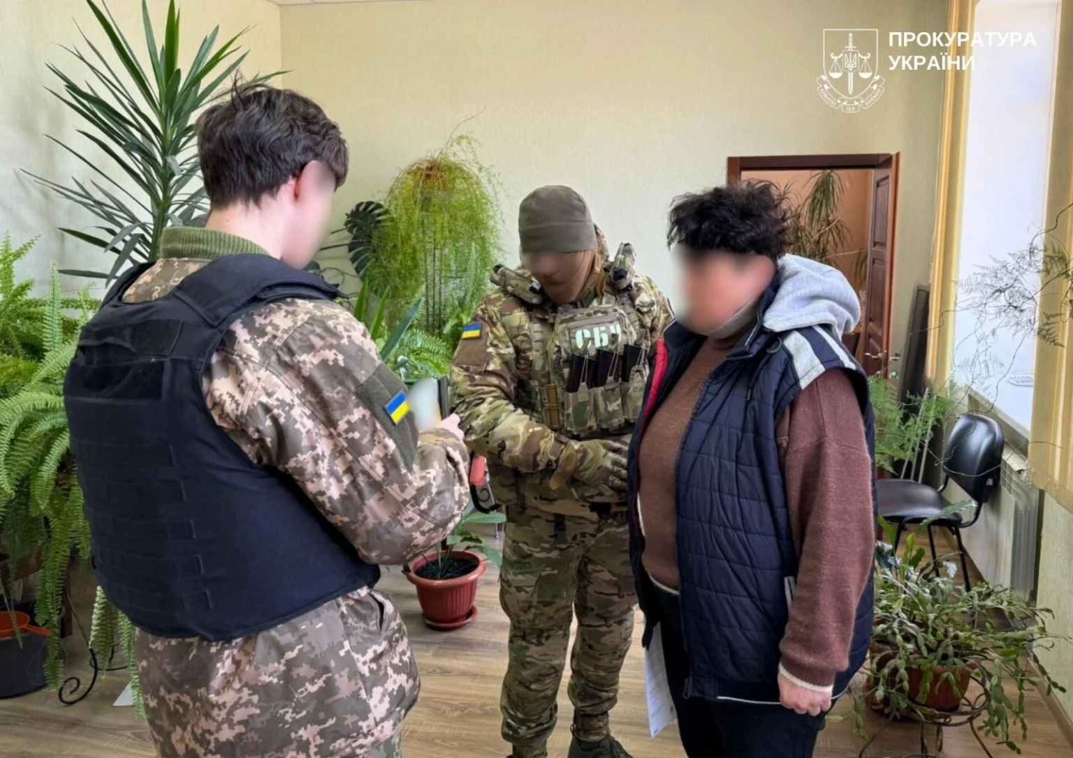 Російське ГРУ залучило родину для шпигунства на Запоріжжі: затримано агентку